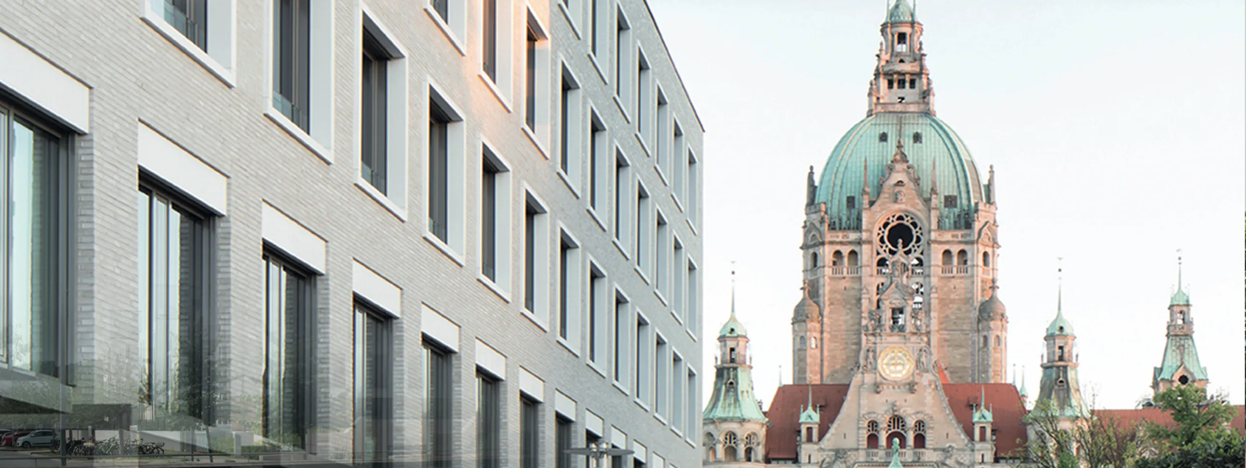 Blick auf das Neue Rathaus Hannover, im Vordergrund die Fassade eines Wohnbaus